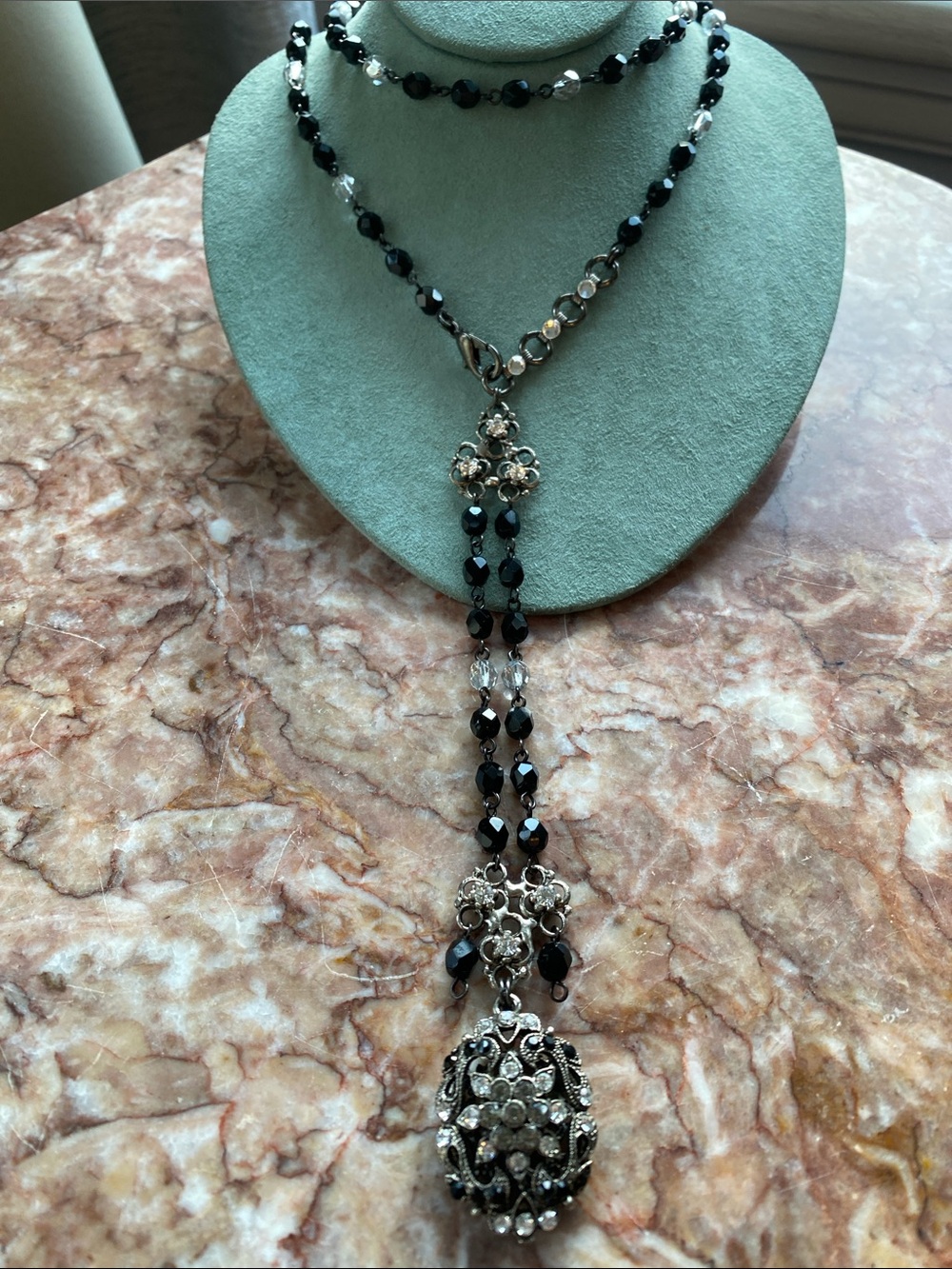 Vintage-Style Black Crystal & Rhinestone Filigree Pendant Necklace Art Deco styl